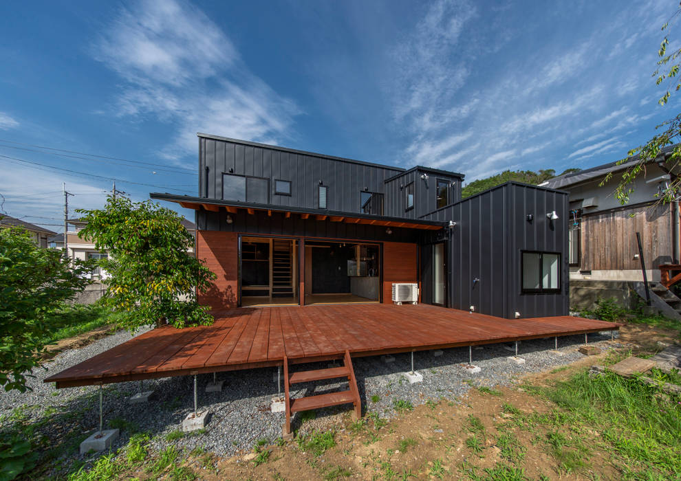 外観２ デッキテラス 建築工房 At Ease 木造住宅 金属 黒色 Homify