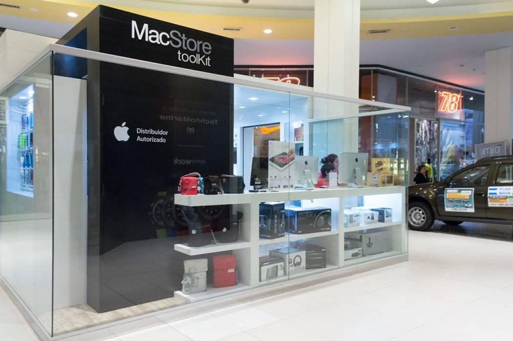 Vista lateral con presencia de marca homify Espacios comerciales Vidrio marca,apple,Shoppings y centros comerciales