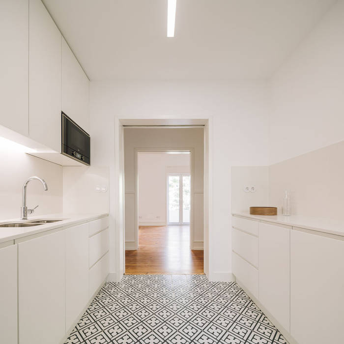 Apartamento Rodrigo Fonseca, Maria Inês da Costa | ARQUITECTURA Maria Inês da Costa | ARQUITECTURA Cozinhas modernas Propriedade,Construção,Armários,Pia,Toque,Madeira,Porta,Iluminação,Pisos,Luminária