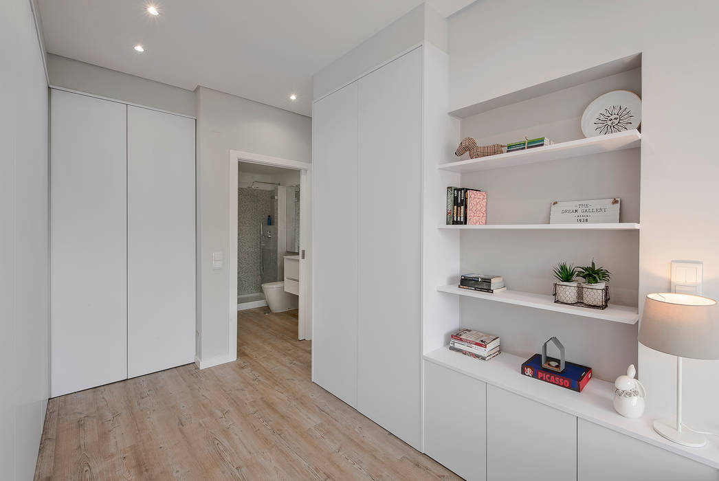 Remodelação de Apartamento em Cascais, ARQ1to1 - Arquitectura, Interiores e Decoração ARQ1to1 - Arquitectura, Interiores e Decoração Dormitorios de estilo moderno Clósets y cómodas