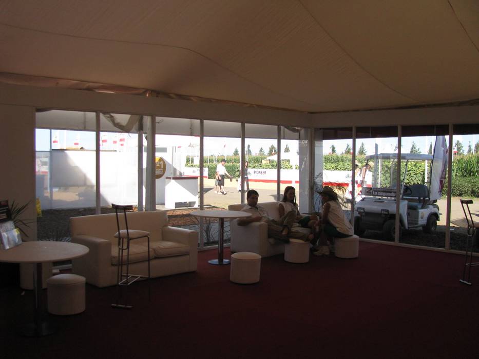 Interior de carpa con área de descanso Faerman Stands y Asoc S.R.L. - Arquitectos - Rosario Espacios comerciales Compuestos de madera y plástico Centros de exposiciones