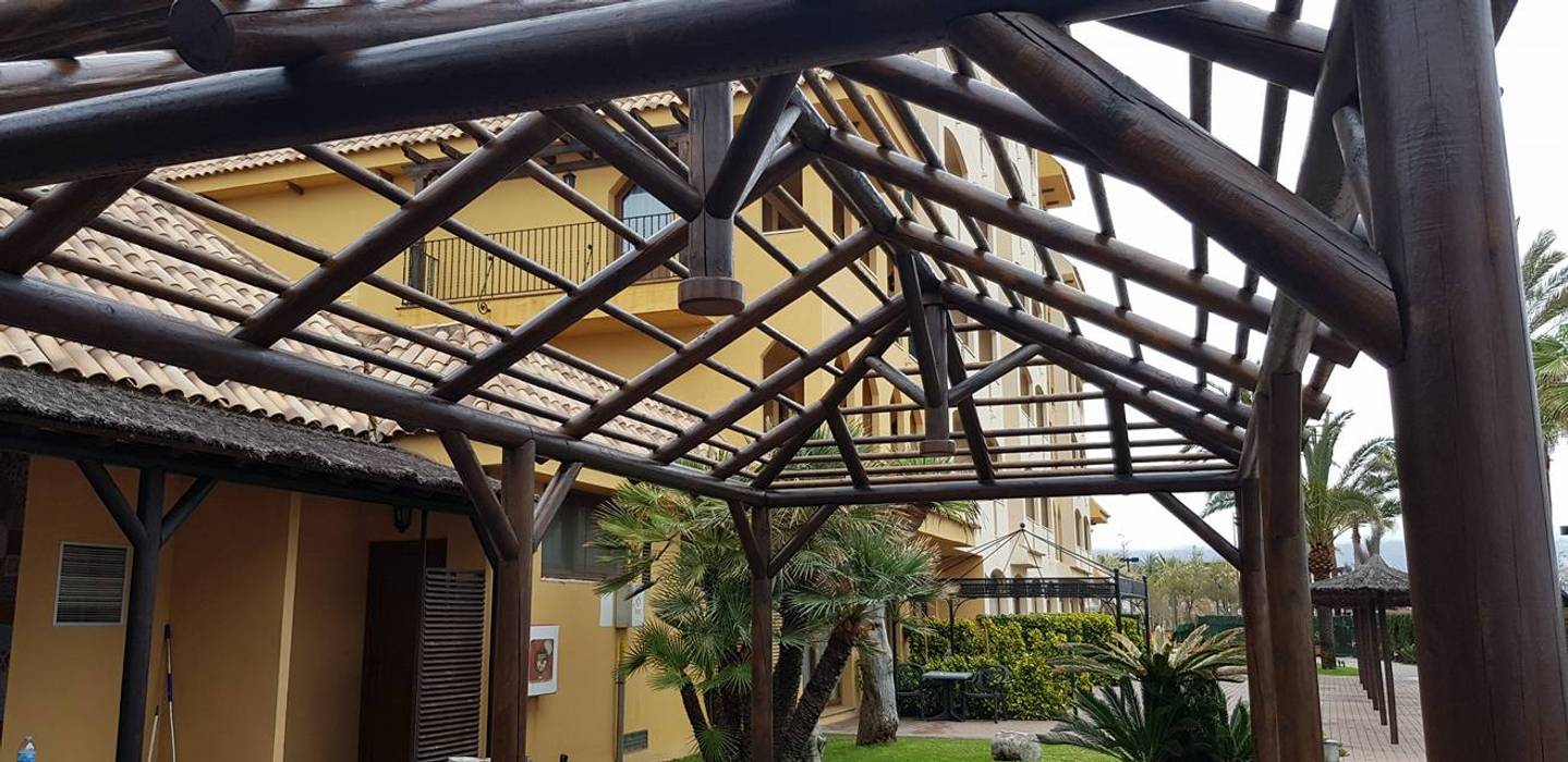 Pérgola de Junco Africano ESTRUCTURAS DE MADERAS RIGÓN, S.L. Balcones y terrazas de estilo tropical Madera Acabado en madera pérgola,estructura,junco,junco africano