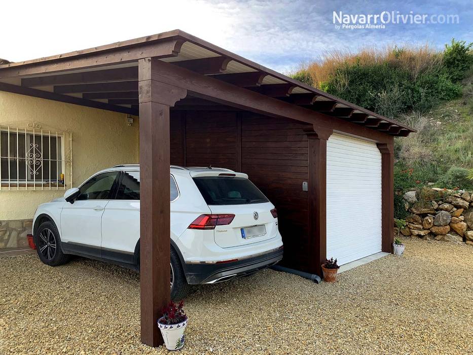 Pérgola para aparcamiento doble con garaje NavarrOlivier Cobertizos dobles Madera Acabado en madera