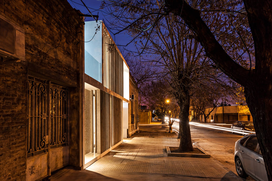 Diseño y Constucción de Casa Bazan en La Plata por SMF Arquitectos, SMF Arquitectos / Juan Martín Flores, Enrique Speroni, Gabriel Martinez SMF Arquitectos / Juan Martín Flores, Enrique Speroni, Gabriel Martinez Nhà gia đình