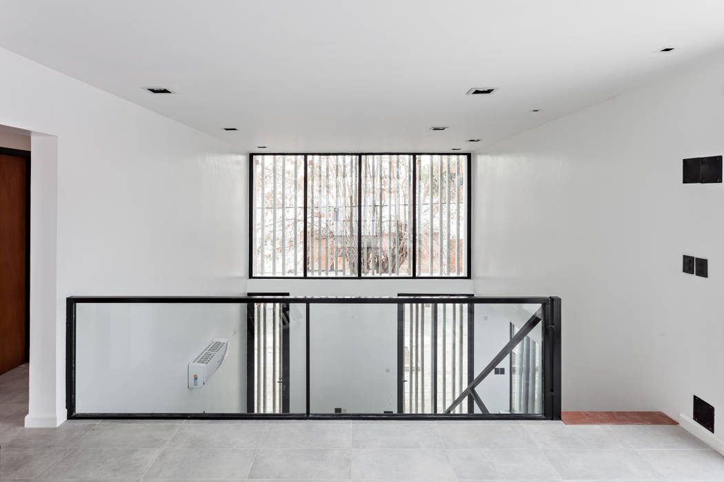 Diseño y Constucción de Casa Bazan en La Plata por SMF Arquitectos, SMF Arquitectos / Juan Martín Flores, Enrique Speroni, Gabriel Martinez SMF Arquitectos / Juan Martín Flores, Enrique Speroni, Gabriel Martinez uPVC windows