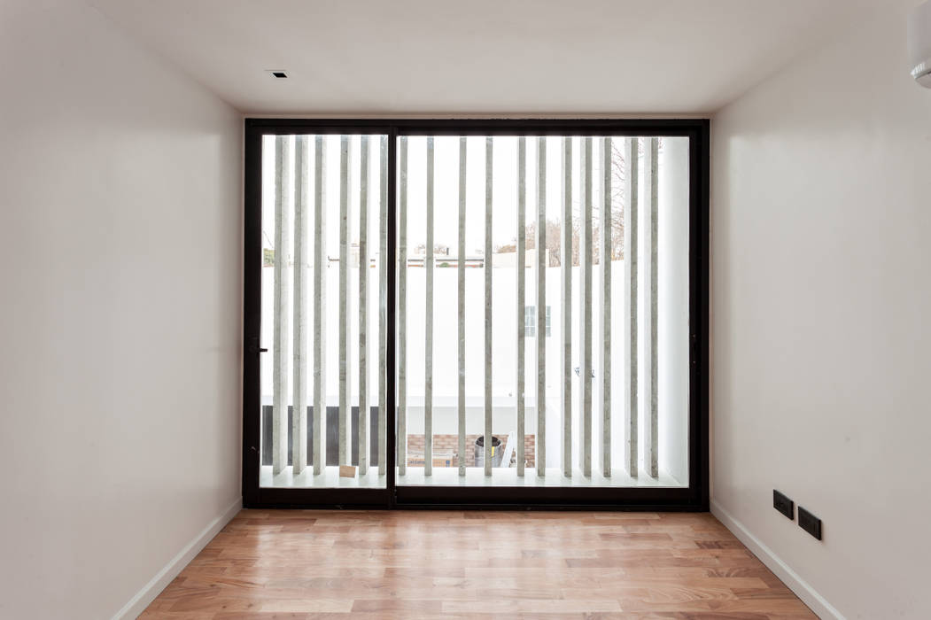 Diseño y Constucción de Casa Bazan en La Plata por SMF Arquitectos, SMF Arquitectos / Juan Martín Flores, Enrique Speroni, Gabriel Martinez SMF Arquitectos / Juan Martín Flores, Enrique Speroni, Gabriel Martinez Porte di vetro