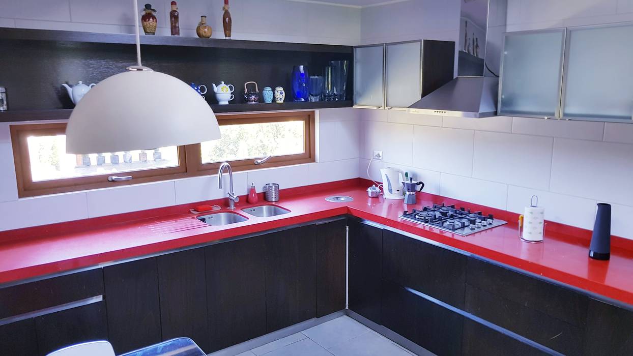 Cocina Roja por SIMPLEMENTE AMBIENTE, SIMPLEMENTE AMBIENTE mobiliarios hogar y oficinas santiago SIMPLEMENTE AMBIENTE mobiliarios hogar y oficinas santiago Cocinas equipadas