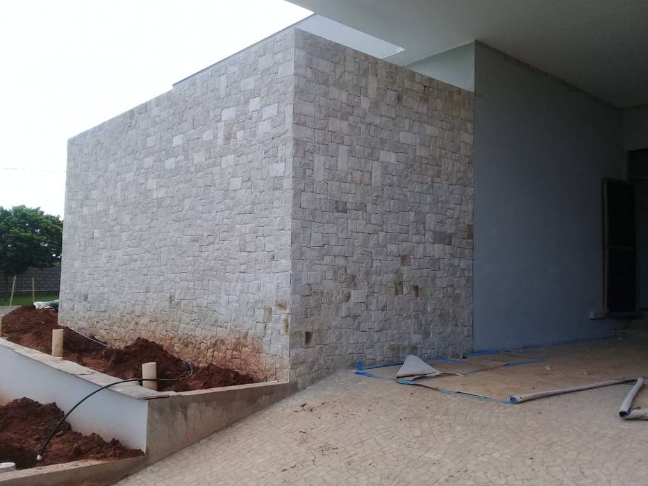 Revestimento com Tozeto de Moledo, Atrium Vale Pedras e Projetos Atrium Vale Pedras e Projetos สวนหน้าบ้าน หิน