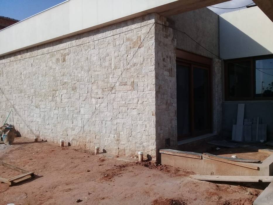 Revestimento com Tozeto de Moledo, Atrium Vale Pedras e Projetos Atrium Vale Pedras e Projetos Country house Stone