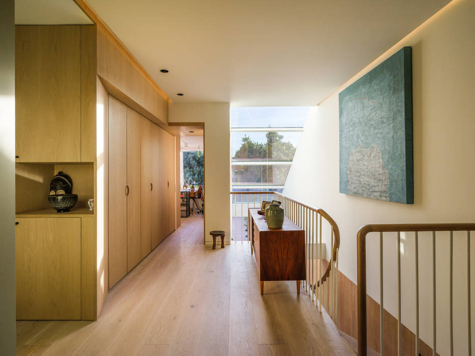 Dusheiko House, Neil Dusheiko Architects Neil Dusheiko Architects Modern Corridor, Hallway and Staircase