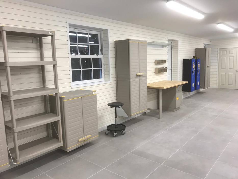 New Build Garage in Surrey transforms with help from Garageflex Garageflex Garaż podwójny garageflex,garage,storage,wall storage,new build,garage build,conversion