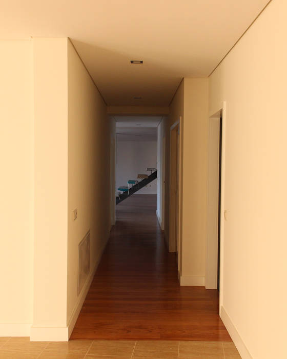 Casa RF, Melo & Filhos Carpintaria Melo & Filhos Carpintaria Modern corridor, hallway & stairs