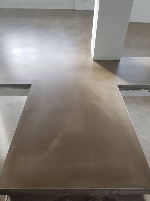 Prachtige Cement Base (betonlook gietvloer in woonhuis) van The Liquid Collection, The Liquid Collection The Liquid Collection Kamar Mandi Gaya Industrial Beton