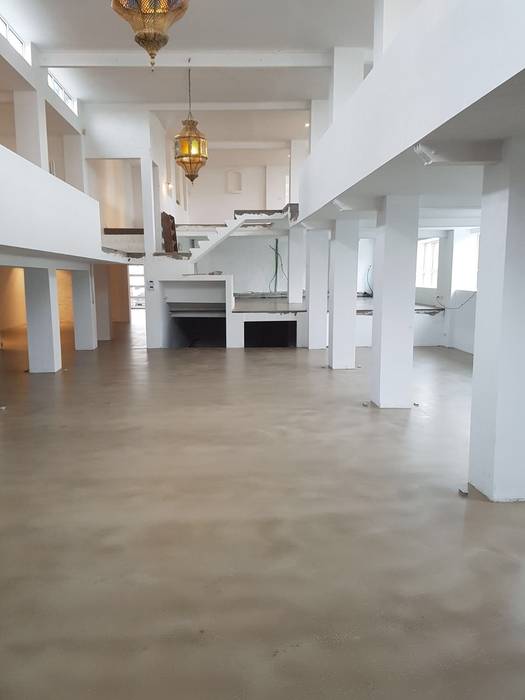 Prachtige Cement Base (betonlook gietvloer in woonhuis) van The Liquid Collection, The Liquid Collection The Liquid Collection Ruang Keluarga Gaya Industrial