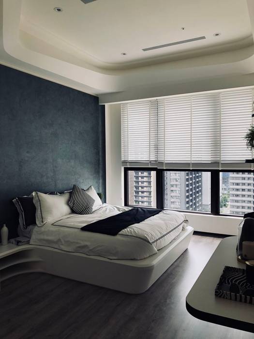 深藍色床頭牆漆呼應了住宅整體空間的時尚感 On Designlab.ltd Modern Bedroom