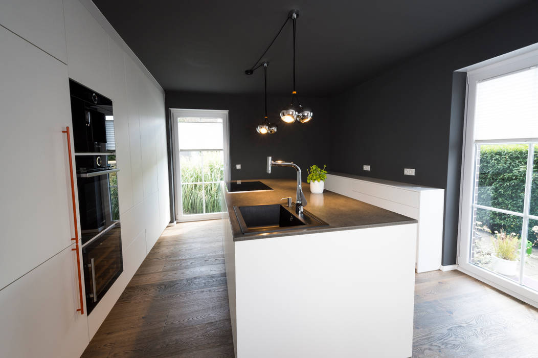 Offene Küche und Heimkino, hysenbergh GmbH | Raumkonzepte Duesseldorf hysenbergh GmbH | Raumkonzepte Duesseldorf Kitchen