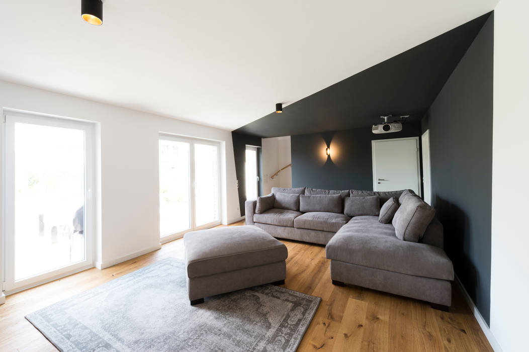 Kinoraum mit Wohlfühlsofa hysenbergh GmbH | Raumkonzepte Duesseldorf Moderne Wohnzimmer große Couch,Hell/Dunkelkontrast,Wandspot,Beamer,Parkett,Echtholzboden,graue Couch,grauer Teppich,Keller,Kinoraum,Farbkonzept,asymmetrisch