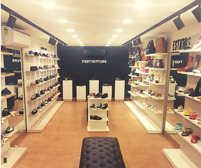 Foot Venture - Showroom interior design project, Just Interio Pvt. Ltd Just Interio Pvt. Ltd พื้นที่เชิงพาณิชย์ Shopping Centres