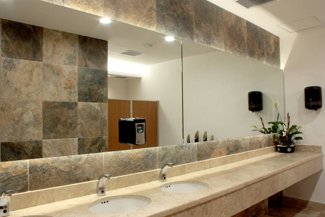 homify Classic style bathrooms Mirrors