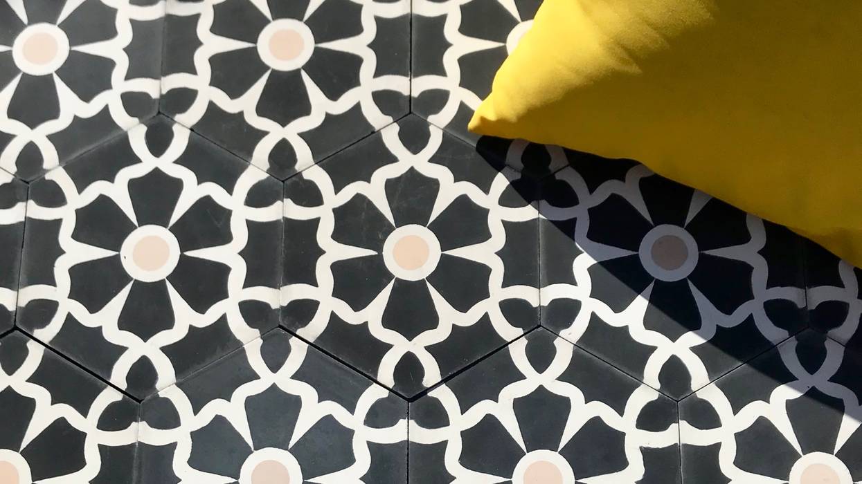 Ella cement tile - black Maria Starling Design Paredes y suelos de estilo moderno Baldosas y azulejos
