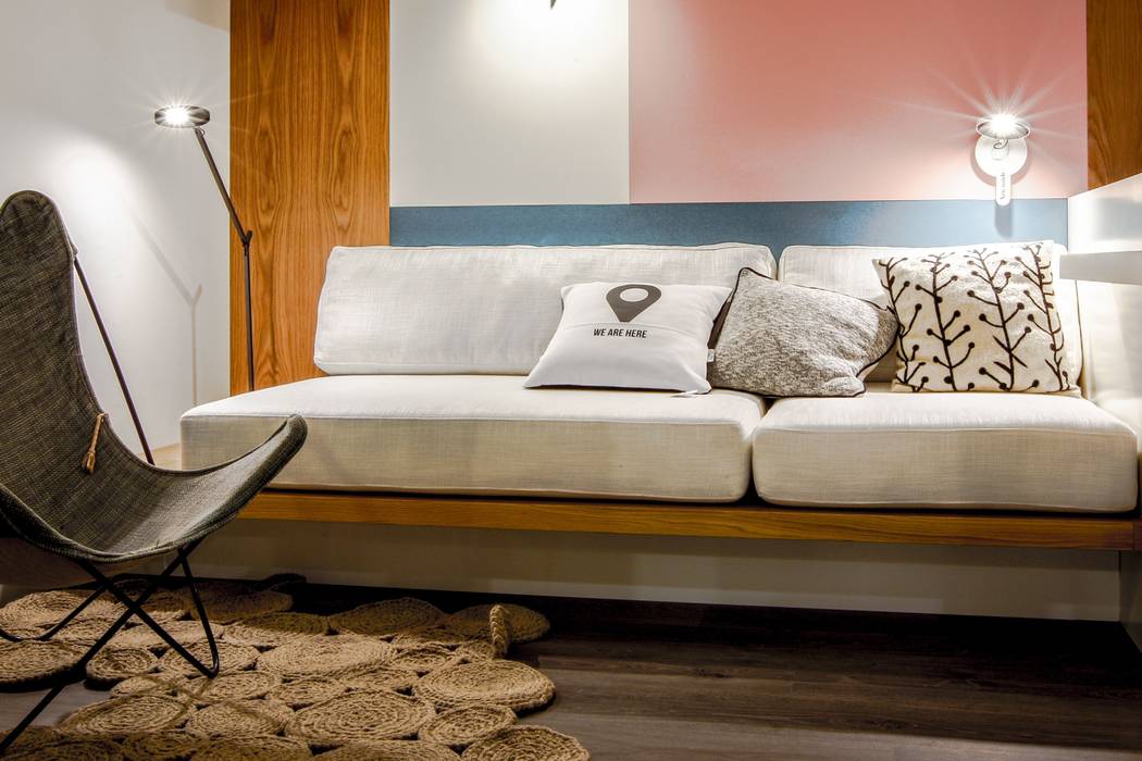 Sala de estar goodmood - Soluções de Habitação Bungalows branco, lacado, branco, madeira, sala, sofá