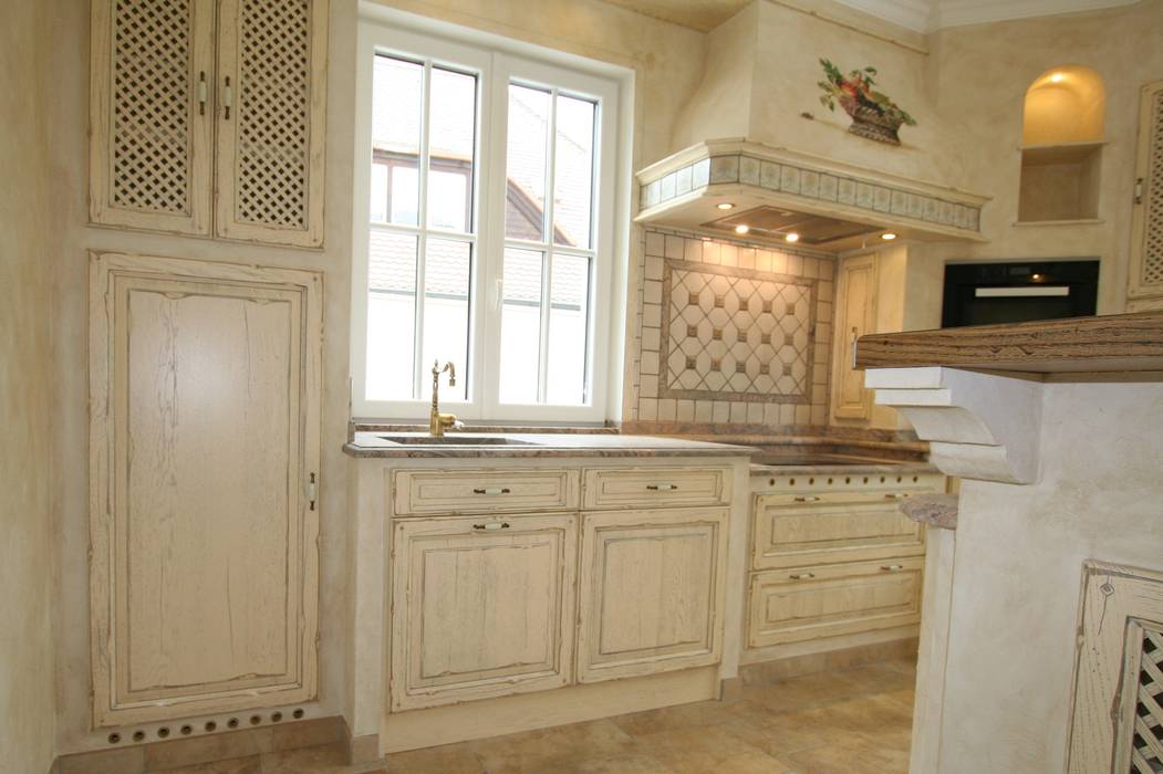 Mediterrane Landhausküche Nizza Creme Antikfinish, grau patiniert, Villa Medici - Landhauskuechen aus Aschheim Villa Medici - Landhauskuechen aus Aschheim Kitchen Wood Wood effect