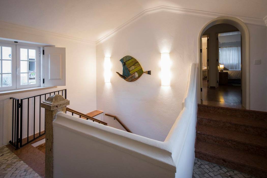 projeto de decoração de um alojamento local em Sintra - Quinta do Pé Descalço, Officina Boarotto Officina Boarotto Rustic style corridor, hallway & stairs