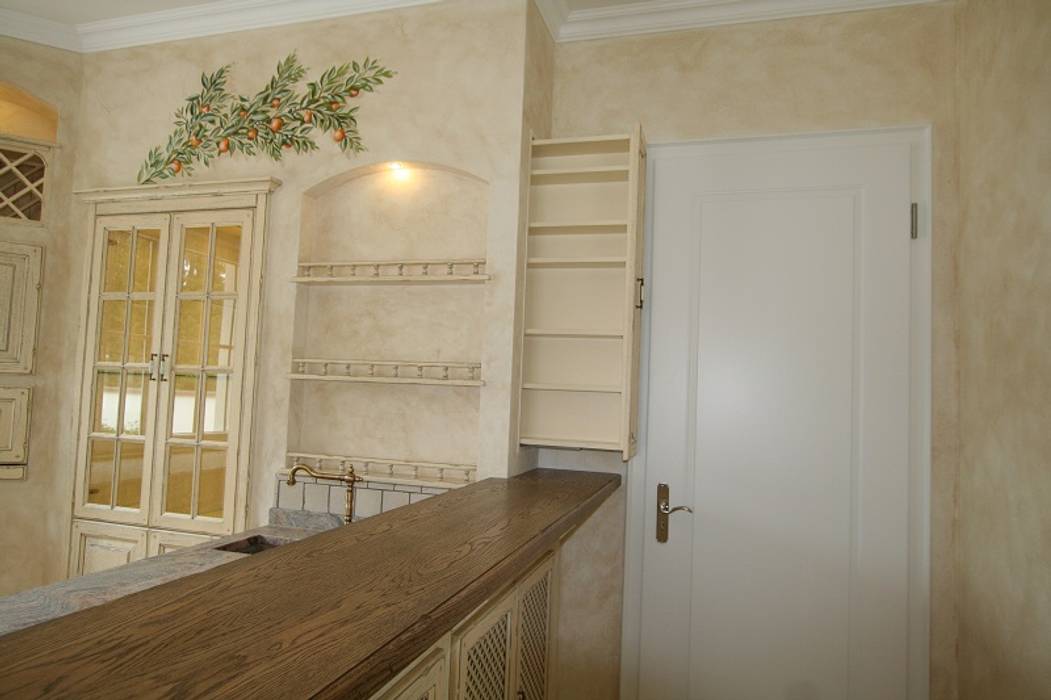 Mediterrane Landhausküche Nizza Creme Antikfinish, grau patiniert, Villa Medici - Landhauskuechen aus Aschheim Villa Medici - Landhauskuechen aus Aschheim Kitchen لکڑی Wood effect