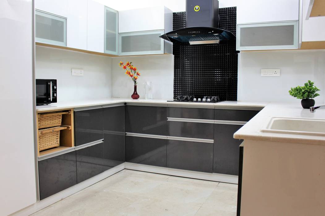 U shaped kitchen Easyhomz Interiors Pvt Ltd Small kitchens انجینئر لکڑی Transparent