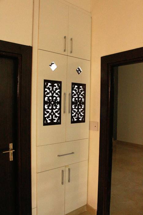 3 BHK independent floor interior done in Greater Noida, Easyhomz Interiors Pvt Ltd Easyhomz Interiors Pvt Ltd Soggiorno classico Legno composito Trasparente