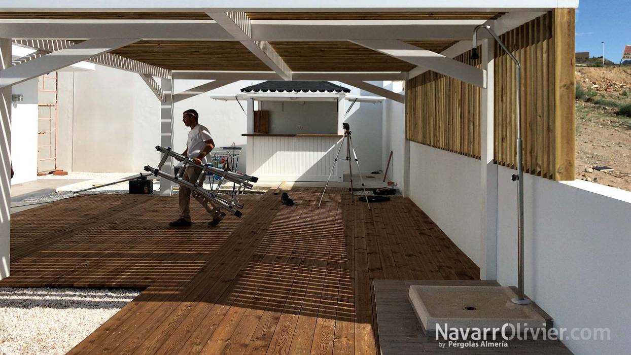 Terraza para piscina con chiringuito NavarrOlivier Quinchos Madera Acabado en madera