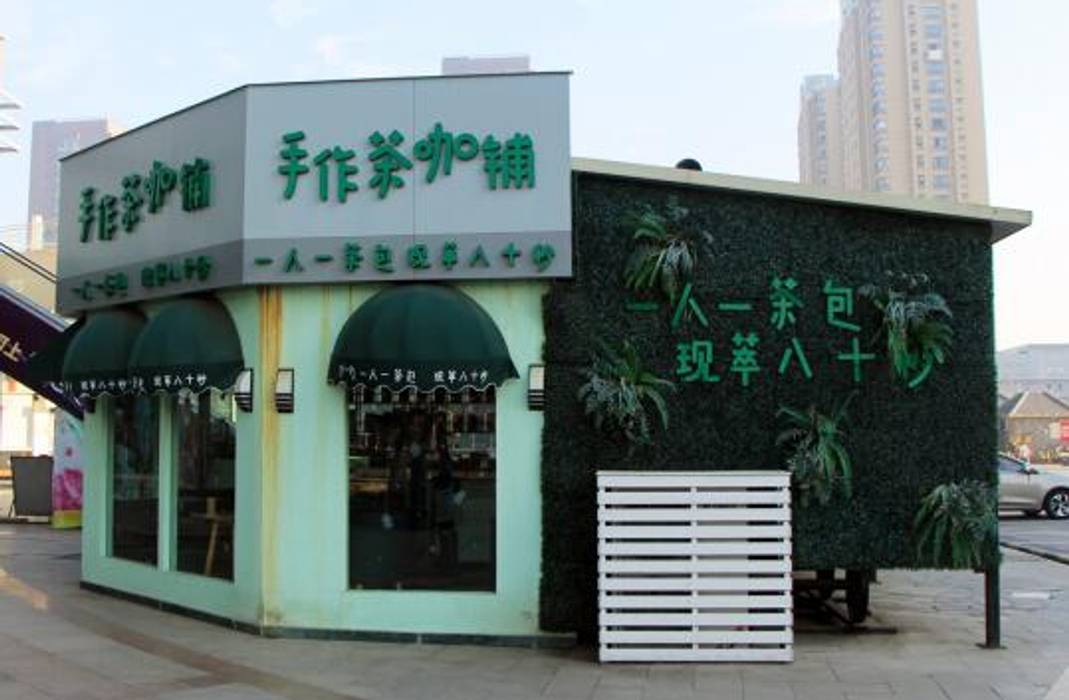Storefront design highlighted by artificial green wall, Sunwing Industrial Co., Ltd. Sunwing Industrial Co., Ltd. Ticari alanlar Plastik Ofisler ve Mağazalar