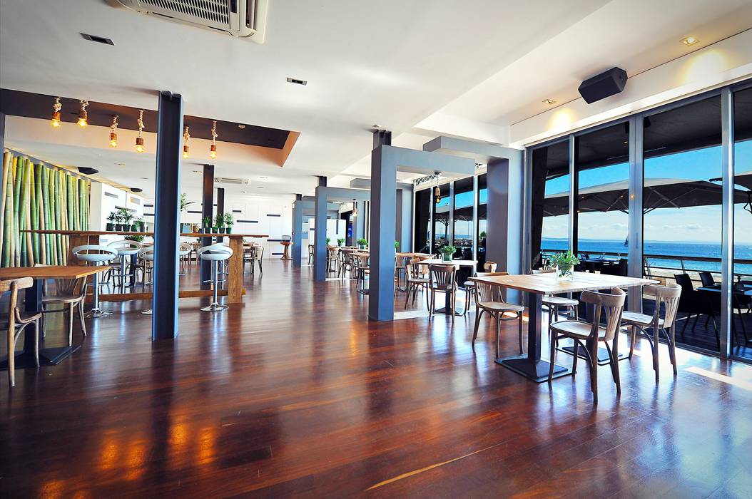 Projeto de decoração do Restaurante BBeach na Praia da Torre em Oeiras, Officina Boarotto Officina Boarotto Comedores rústicos Madera Acabado en madera