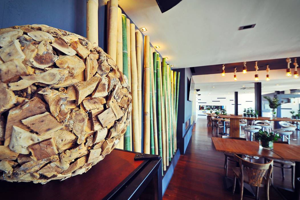 Projeto de decoração do Restaurante BBeach na Praia da Torre em Oeiras, Officina Boarotto Officina Boarotto Ruang Makan Gaya Rustic Kayu Wood effect