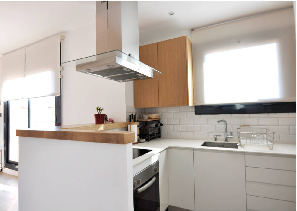 Rehabilitación y adecuación de un piso en Barcelona, JSV-Architecture JSV-Architecture Small kitchens