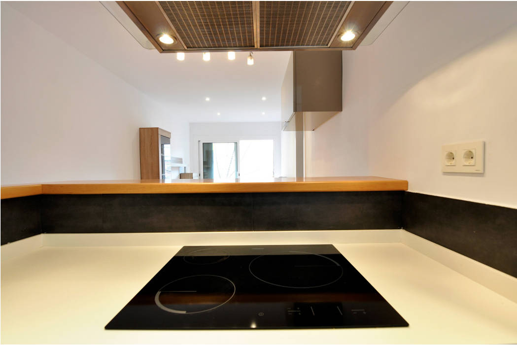 Reforma integral de un piso en Barcelona por el estudio de arquitectura JSV, JSV-Architecture JSV-Architecture Small kitchens