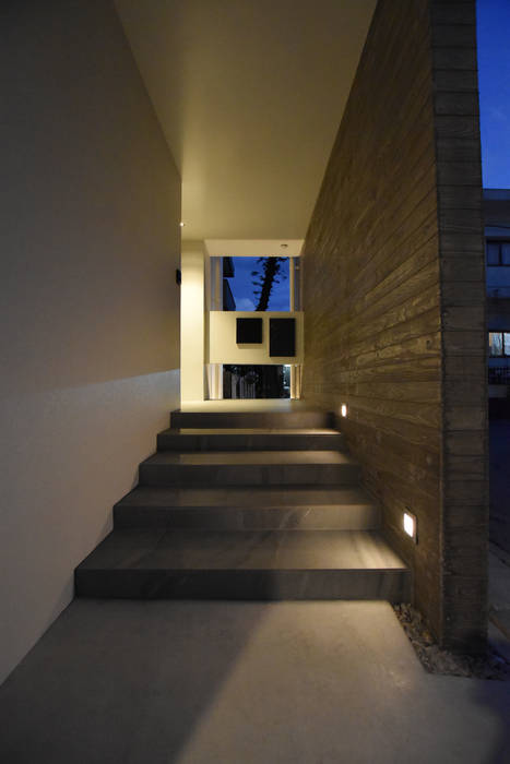 玄関への階段 Style Create 階段 タイル 階段,タイル,照明,杉板打放しコンクリート,ポスト,沖縄,一級建築士事務所,自由設計,設計施工,RC造,平屋,宅配ボックス