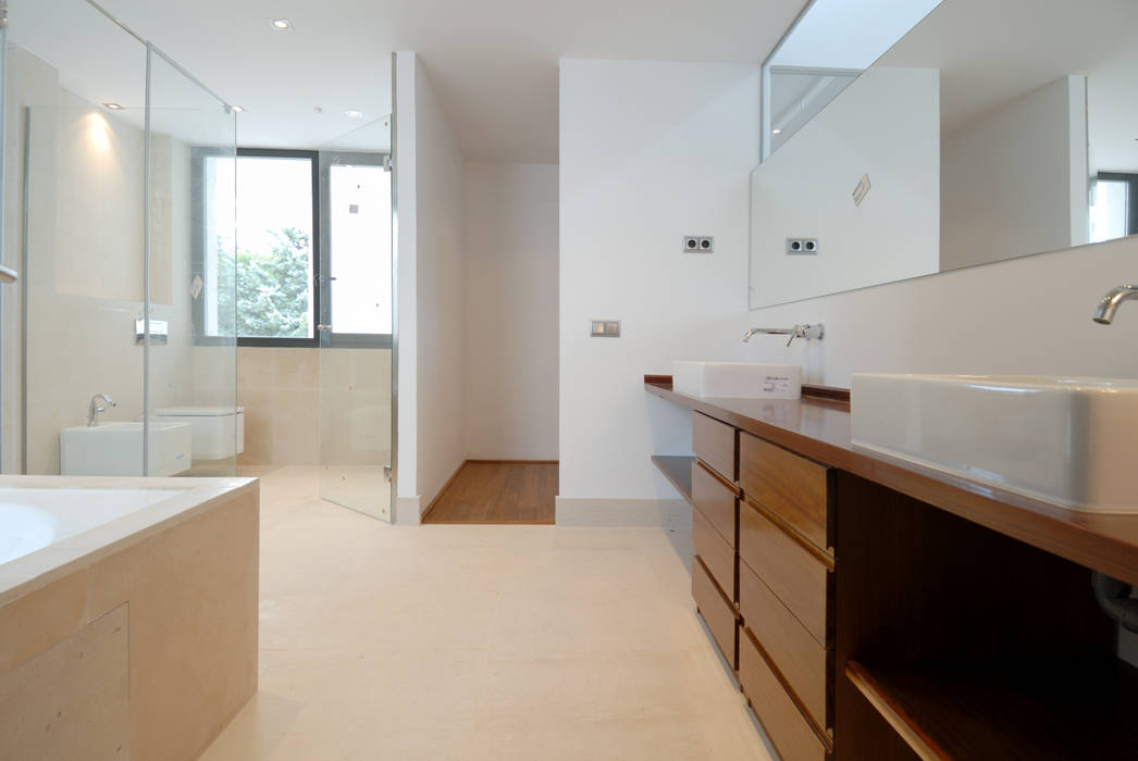 Construir vivienda unifamiliar en Madrid, arquitectura Otto Medem Arquitecto vanguardista en Madrid Baños de estilo minimalista mobiliario para el cuarto de baño