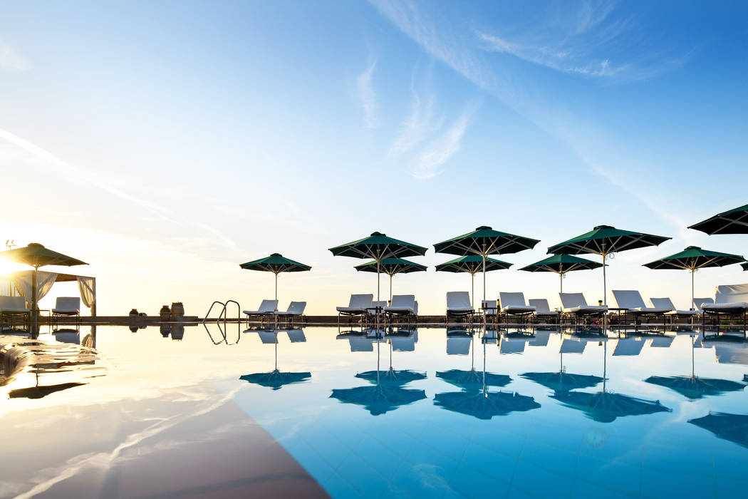 Lampade Siru per Mitsis Blue Resort, siru srl siru srl Eclectic style pool
