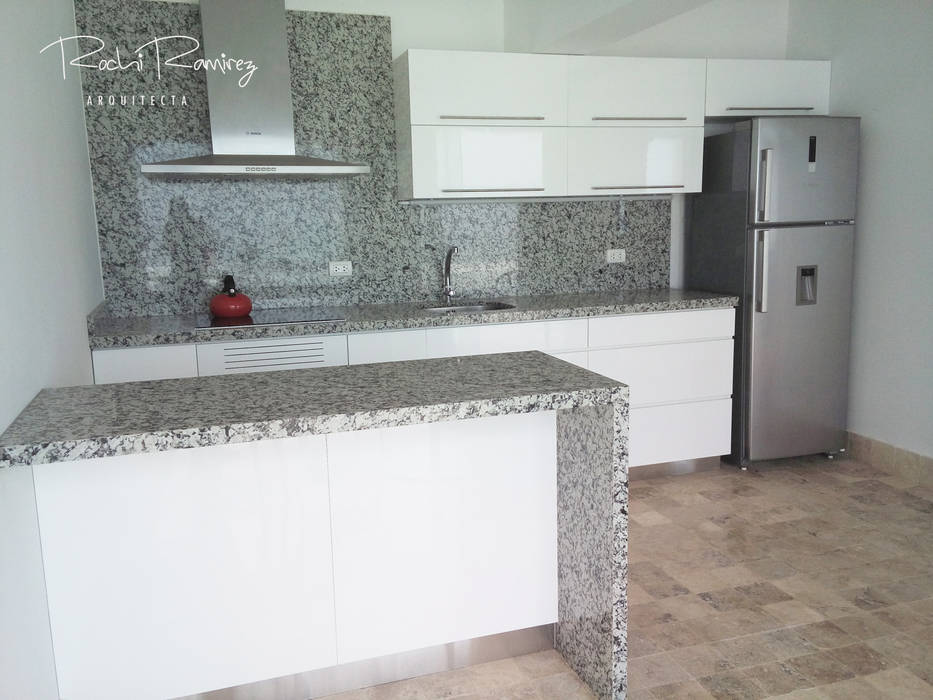 COCINA INTEGRADA EN LA PLAYA, Estudio R&R Estudio R&R Unit dapur