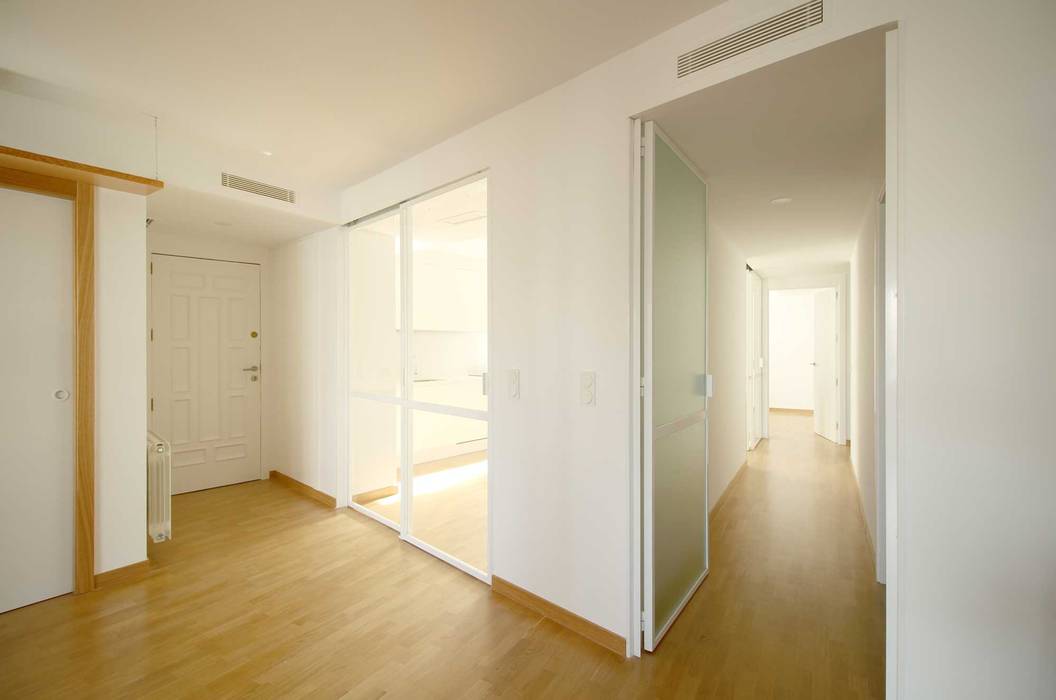REFORMA SFR - entrada fic arquitectos Pasillos, vestíbulos y escaleras de estilo moderno entrada,puertas blancas,puertas metálicas