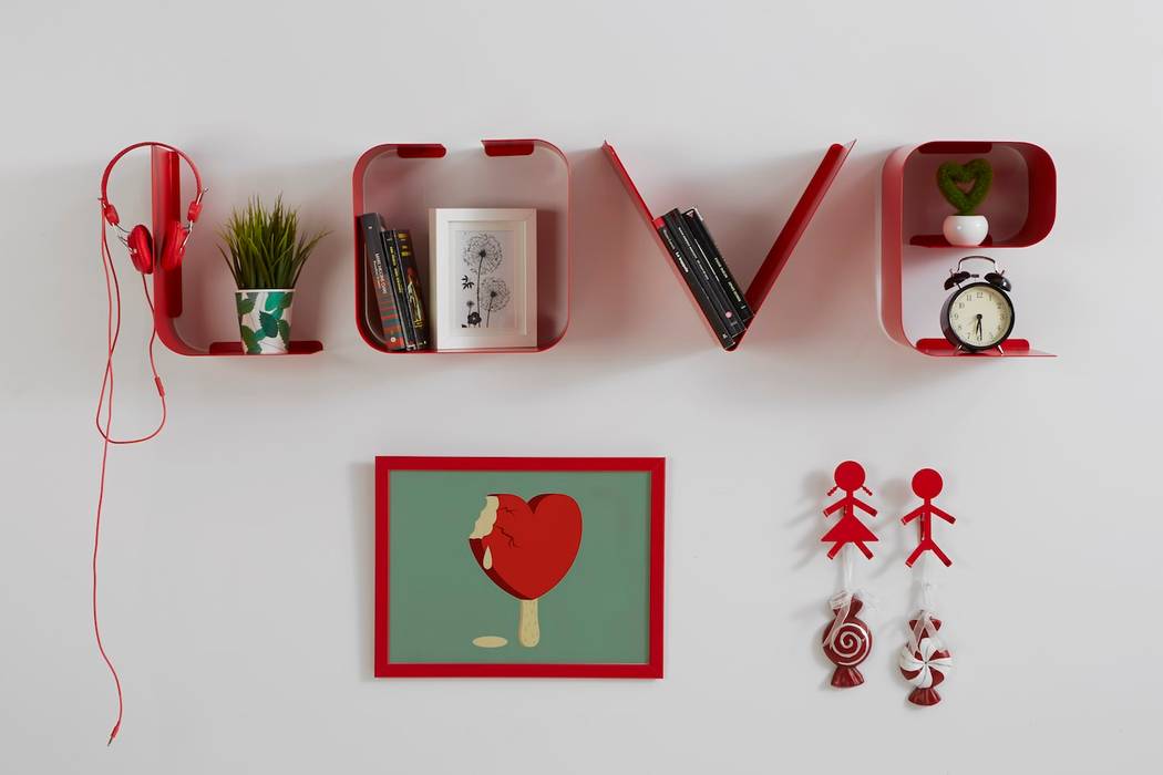 Parete attrezzata con mensola LOVE rosso ciliegia e stickman JOHN & MARY Mipiacemolto Case moderne Metallo mensola di design,complementi d'arredo,arredamento,mensole,mensole soggiorno,Accessori & Decorazioni