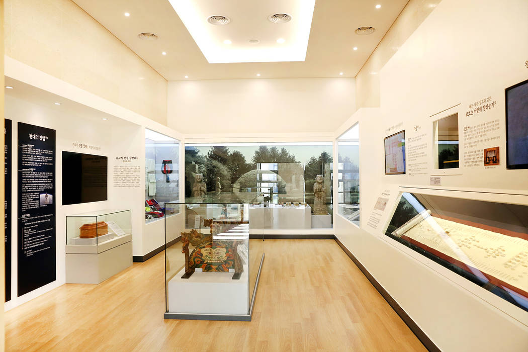 Korean Funerak Culture Museum, 피투엔디자인 _____ p to n design 피투엔디자인 _____ p to n design Commercial spaces Museums