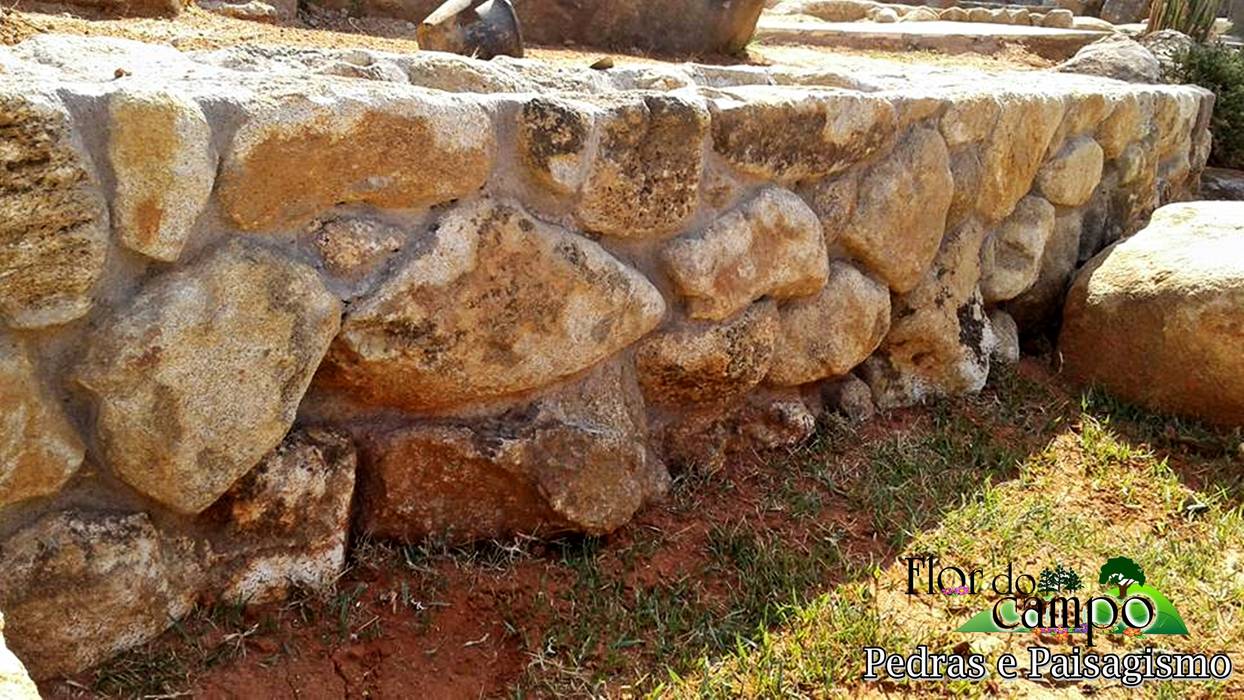 Exemplos de muros, muretas e revestimento de pedras para vários lugares de sua casa, Flor do Campo Pedras e Paisagismo Flor do Campo Pedras e Paisagismo Rustic style garden Fencing & walls