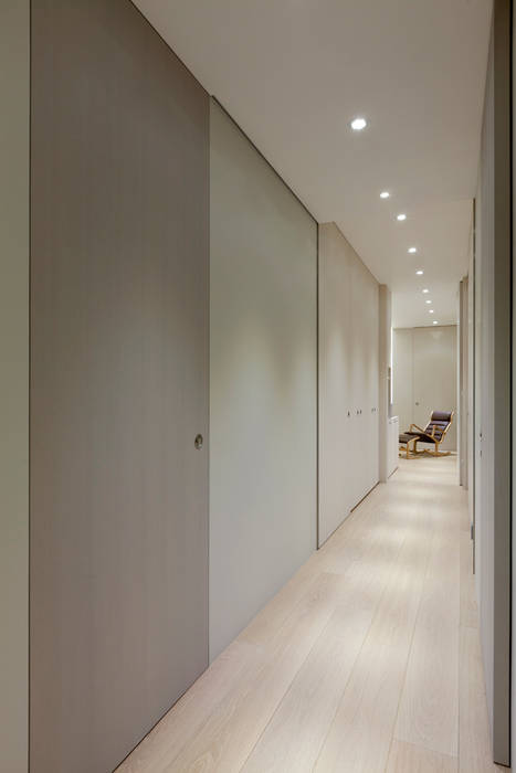 毛宅 Mao Residence, 何侯設計 Ho + Hou Studio Architects 何侯設計 Ho + Hou Studio Architects Modern corridor, hallway & stairs