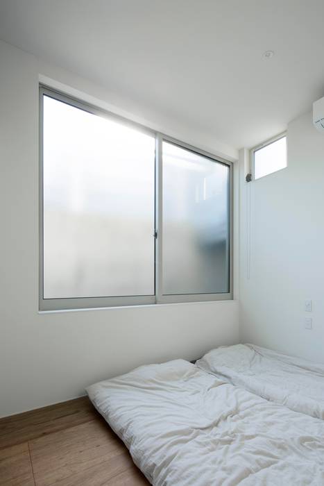 HOUSE-A, N.A.O ｜ ナオ 一級建築士事務所 N.A.O ｜ ナオ 一級建築士事務所 Minimalist bedroom