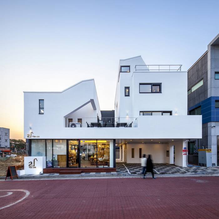 포항 카페주택 티움 (Tea-Um), (주)건축사사무소 더함 / ThEPLus Architects (주)건축사사무소 더함 / ThEPLus Architects منازل التراس