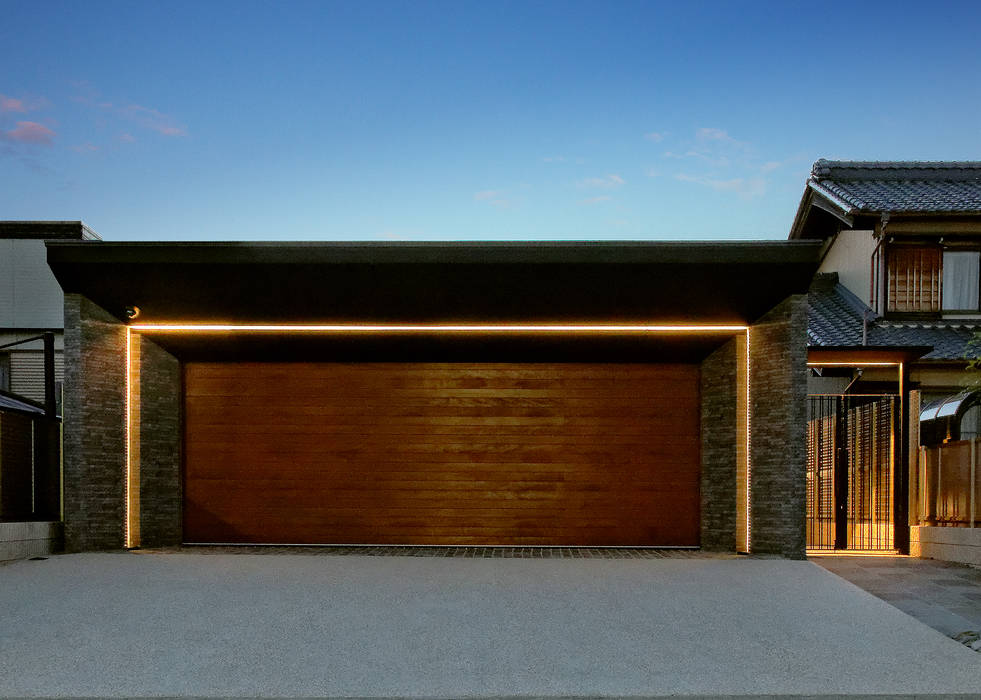 garden house with garage, 株式会社ｍｏＫＡ建築工房 株式会社ｍｏＫＡ建築工房 Garage/shed