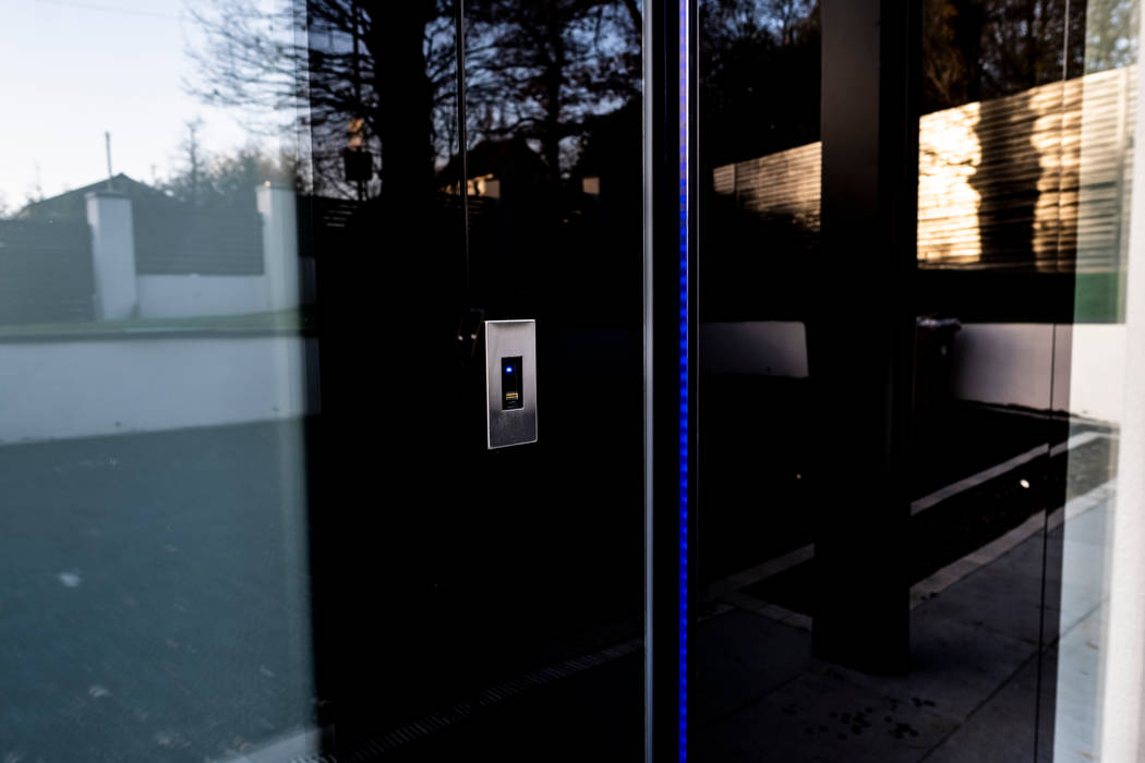 EKEY FINGER SCANNER - BLACK GLASS DOOR RK Door Systems Puertas modernas