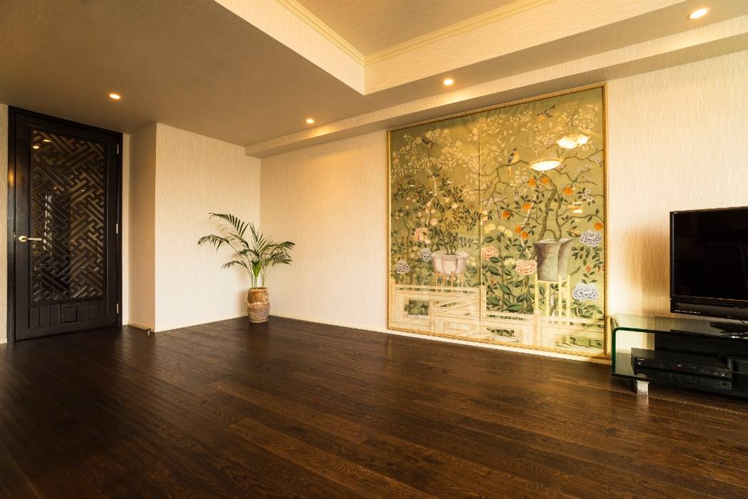 リビングルーム Qualia クラシックデザインの リビング Homify